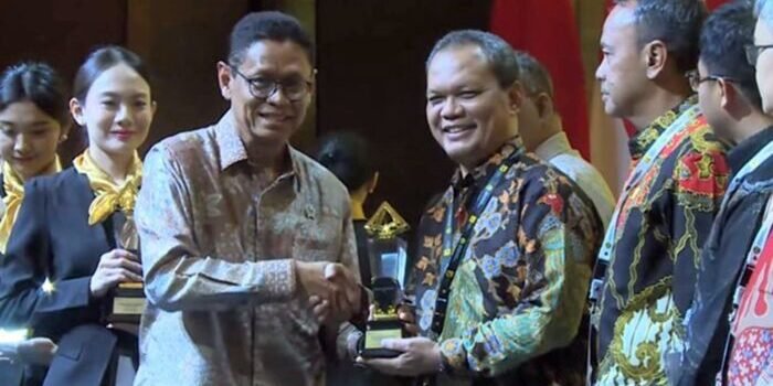 Wakil Menteri ESDM, Yuliot Tanjung memberikan penghargaan kepada General Manager PHM, Setyo Sapto Edi Wakil Menteri ESDM, Yuliot Tanjung memberikan penghargaan kepada General Manager PHM, Setyo Sapto Edi, dalam acara yang berlangsung di Jakarta, pada Jumat (24/10/2025). Foto: HO/PHM