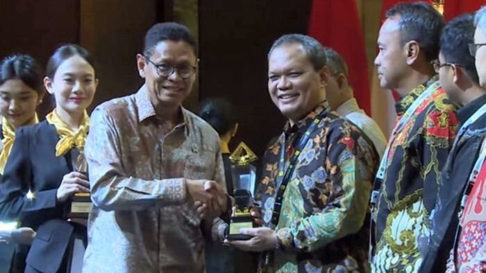 Wakil Menteri ESDM, Yuliot Tanjung memberikan penghargaan kepada General Manager PHM, Setyo Sapto Edi, dalam acara yang berlangsung di Jakarta, pada Jumat (24/10/2025). Foto: HO/PHM