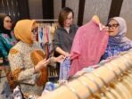 Wakil Menteri Ekonomi Kreatif Irene Umar mengamati produk fesyen yang dipamerkan dalam kegiatan pasar seni di Jakarta, Rabu (22/10/2025). Dokumentasi Kementerian Ekonomi Kreatif.