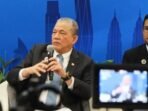 Wakil Perdana Menteri sekaligus Menteri Peralihan Tenaga dan Transformasi Air Fadillah Yusof (kiri) memberikan keterangan kepada wartawan di Kuala Lumpur, Malaysia, Jumat (17/10/2025). FOTO : ANTARA/Rangga Pandu Asmara Jingga