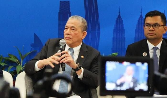 Wakil Perdana Menteri sekaligus Menteri Peralihan Tenaga dan Transformasi Air Fadillah Yusof (kiri) memberikan keterangan kepada wartawan di Kuala Lumpur, Malaysia, Jumat (17/10/2025). FOTO : ANTARA/Rangga Pandu Asmara Jingga