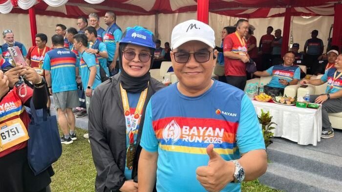 Wakil Wali Kota Balikpapan, Bagus Susetyo, didampingi istri Siti Kotijah saat menghadiri Bayan Run di Lapangan Merdeka Balikpapan, pada Minggu (12/10/2025). Foto: BorneoFlash/Niken Sulastri