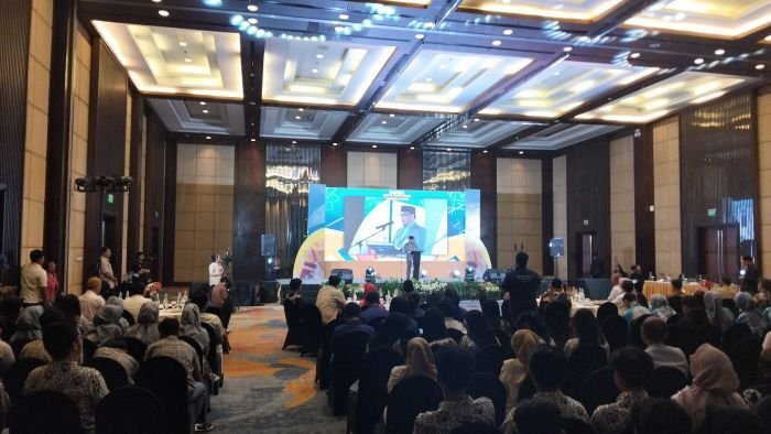 Wakil Wali Kota Balikpapan, Bagus Susetyo, saat memberikan sambutan pada Lomba Karya Tulis dan Debat Politik antar pelajar tingkat SMA/SMK/MA Se- Kota Balikpapan, di Novotel Hotel Balikpapan, pada Rabu (29/10/2025). Foto: BorneoFlash/Ardian