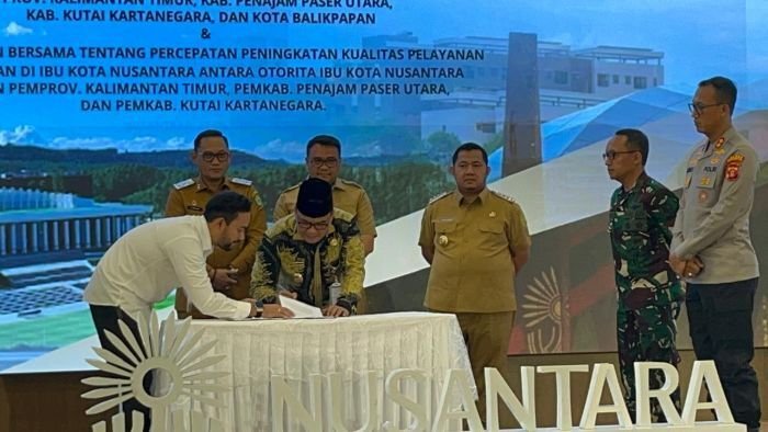 Wakil Wali Kota Balikpapan, Bagus Susetyo saat menandatangani berita acara Penegasan batas wilayah antara Kota Balikpapan dan IKN, di Kantor Kemenko 3 Tower 2, Kawasan Inti Pusat Pemerintahan (KIPP) IKN, pada Selasa (21/10/2025). Foto: BorneoFlash/Ardian