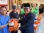 Wakil Wali Kota Balikpapan, Bagus Susetyo saat menyerahkan kepada perwakilan penerima manfaat pada Bakti Sosial 35 Tahun Akademi Kepolisian 1990 Batalyon Dhira Brata, di Mako Polresta Balikpapan, pada Rabu (1/10/2025). Foto: BorneoFlash/Niken Sulastri
