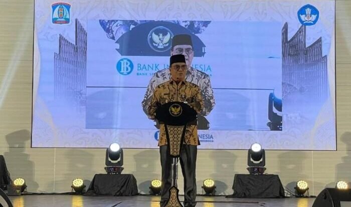 Wakil Wali Kota Balikpapan, H. Bagus Susetyo saat menutup kegiatan Festival GTK, di Gedung Kesenian Balikpapan, pada Kamis (9/10/2025). Foto: BorneoFlash/Niken Sulastri