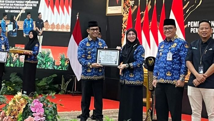 Wali Kota Balikpapan, H Rahmad Mas’ud didampingi Wakil Wali Kota Balikpapan, Bagus Susetyo menyerahkan SK dan tali asih KORPRI kepada ASN yang telah memasuki masa pensiun, di Auditorium Balai Kota Balikpapan, pada Selasa (21/10/2025). Foto: BorneoFlash/Ardian