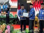 Wali Kota Balikpapan, H Rahmad Mas’ud didampingi Wakil Wali Kota Balikpapan, Bagus Susetyo menyerahkan tali asih KORPRI Wali Kota Balikpapan, H Rahmad Mas’ud didampingi Wakil Wali Kota Balikpapan, Bagus Susetyo menyerahkan SK dan tali asih KORPRI kepada ASN yang telah memasuki masa pensiun, di Auditorium Balai Kota Balikpapan, pada Selasa (21/10/2025). Foto: BorneoFlash/Ardian