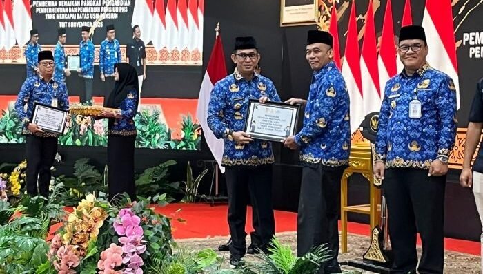 Wali Kota Balikpapan, H Rahmad Mas’ud didampingi Wakil Wali Kota Balikpapan, Bagus Susetyo menyerahkan tali asih KORPRI Wali Kota Balikpapan, H Rahmad Mas’ud didampingi Wakil Wali Kota Balikpapan, Bagus Susetyo menyerahkan SK dan tali asih KORPRI kepada ASN yang telah memasuki masa pensiun, di Auditorium Balai Kota Balikpapan, pada Selasa (21/10/2025). Foto: BorneoFlash/Ardian