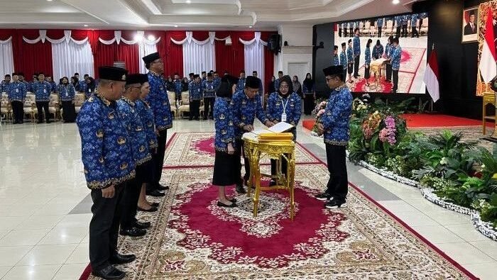 Wali Kota Balikpapan Rahmad Mas'ud saat melantik 89 pejabat Wali Kota Balikpapan Rahmad Mas'ud saat melantik 89 pejabat administrator, pengawas, dan kepala seksi di lingkungan Pemerintah Kota Balikpapan di Auditorium Balai Kota Balikpapan, pada Selasa (21/10/2025). Foto: BorneoFlash/Ardian