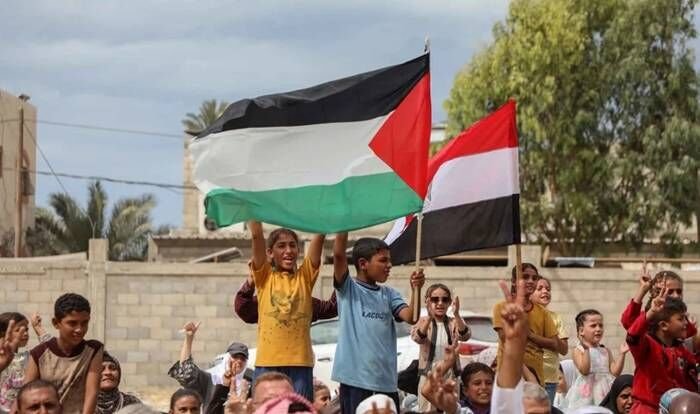 Arsip - Warga Palestina menyambut gembira pengumuman kesepakatan gencatan senjata antara Israel dan Hamas di Deir al-Balah, Jalur Gaza tengah, 9 Oktober 2025. FOTO : ANTARA/Xinhua/Rizek Abdeljawad/nym