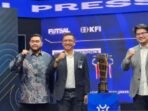 Direktur Kompetisi Futsal Indonesia (KFI) Rorian Pratyaksa, Sekretaris Perusahaan PNM Lalu Dodot Patria Ary, dan Ketua Umum Federasi Futsal Indonesia (FFI) Michael Victor Sianipar berfoto Bersama setelah jumpa pers di Jakarta (1/10/2025). Foto: ANTARA/Rauf Adipati