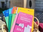 Kumpulan buku-buku berbahasa Indonesia yang disumbangkan ke beberapa universitas ternama di Amerika Serikat oleh KBRI Washington. Foto: ANTARA/HO-KBRI Washington