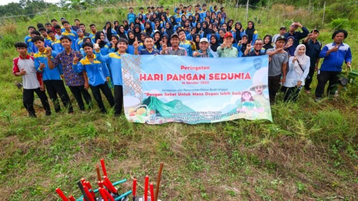Otorita IKN menggandeng para siswa dan siswi SMKN 6 PPU untuk menanam berbagai jenis tanaman pangan di Desa Semoi Dua, Kecamatan Sepaku, Kabupaten PPU, Kalimantan Timur, Kamis (16/10/2025). Foto: HO/Humas Otorita IKN