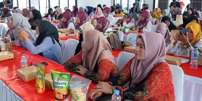 Para peserta kegiatan membawa kemasan produk masing masing untuk di-review narasumber. Foto: HO/Humas Otorita IKN