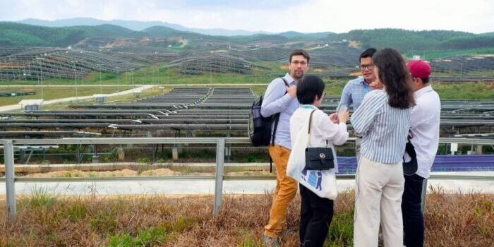 Otorita IKN menjadi tuan rumah kegiatan International Capacity Development Program (ICSP) for Coal Regions in Transition yang dihadiri oleh 43 delegasi internasional dari beragam negara yang diselenggarakan di Swissôtel Nusantara dan kunjungan lapangan ke Pembangkit Listrik Tenaga Surya (PLTS) pada Kamis (16/10/2025). Foto: HO/Humas Otorita IKN