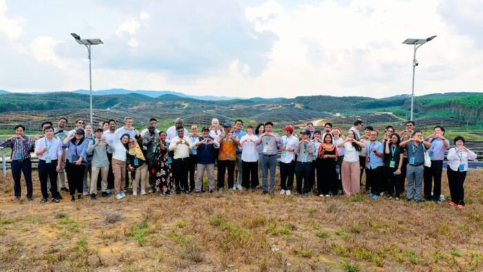 Otorita IKN menjadi tuan rumah kegiatan International Capacity Development Program (ICSP) for Coal Regions in Transition yang dihadiri oleh 43 delegasi internasional dari beragam negara yang diselenggarakan di Swissôtel Nusantara dan kunjungan lapangan ke Pembangkit Listrik Tenaga Surya (PLTS) pada Kamis (16/10/2025). Foto: HO/Humas Otorita IKN