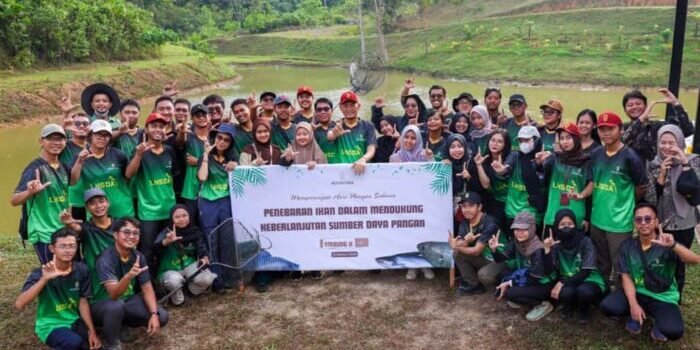 Dalam rangka memperingati Hari Pangan Sedunia, Otorita IKN menebar 500 kilogram ikan air tawar di Embung H, Kawasan Inti Pusat Pemerintahan (KIPP) Nusantara, Jumat (17/10/2025). Foto: HO/Humas Otorita IKN