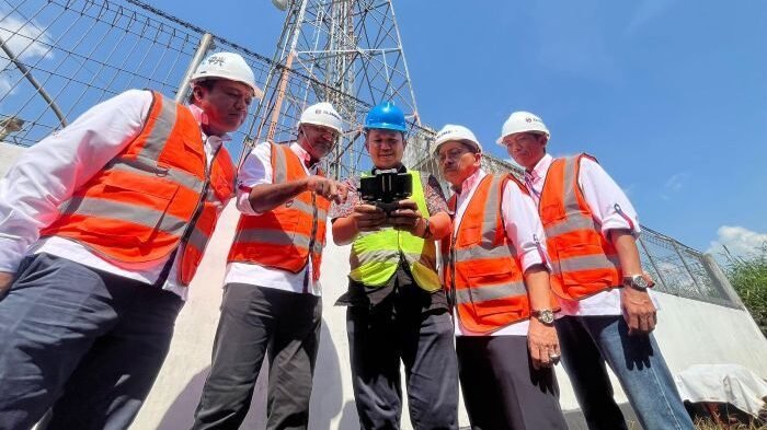 Direktur & Chief People Officer XLSMART, Jeremiah Ratadhi (kiri pertama), Direktur & Chief Technology Officer XLSMART, Shurish Subbramaniam (kiri kedua), Direktur & Chief Regulatory Officer XLSMART, Merza Fachys (kanan kedua), dan Regional Technical Lead Kalimantan XLSMART, Dedik Sulistiyono, melakukan pengecekan salah satu perangkat Base Transceiver Station (BTS) milik XLSMART yang berlokasi di Jl. Pemajatan, Kecamatan Gambut, Kabupaten Banjar, Kalimantan Selatan, Rabu (8/10/2025). Foto: HO/ XLSMART