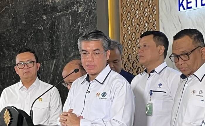 Menteri Ketenagakerjaan (Menaker) Yassierli dalam konferensi pers di Kantor Kemnaker RI, Jakarta, Senin (13/10/2025). FOTO : ANTARA/Arnidhya Nur Zhafira