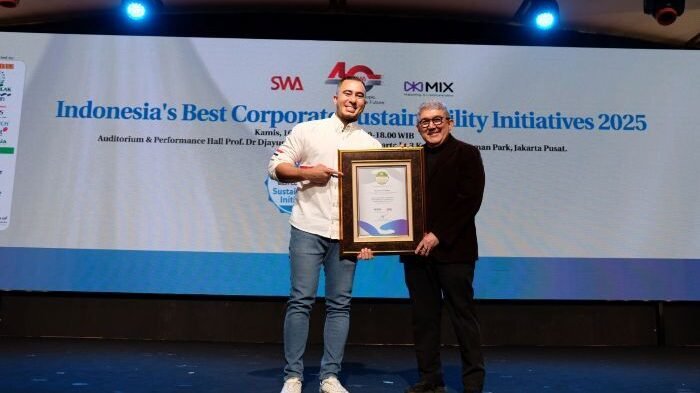 Group Head Corporate Communication & Sustainability XLSMART, Reza Mirza, menerima penghargaan Sustainability Warrior – Top Leader Warrior dan Sustainability Warrior — Sustainability Warrior Team untuk Tim CSR XLSMART, pada ajang MIX Marcomm 2025 Indonesia Corporate Sustainability Award, pada Kamis (16/10/2025). Foto: HO/ XLSMART