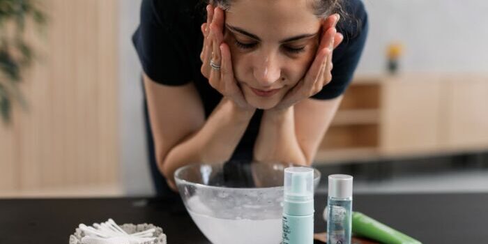 Cuci Muka dengan Air Es Bisa Atasi Jerawat dan Bengkak? Simak Faktanya!