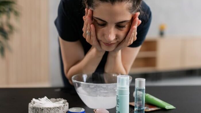 Ilustrasi. Cuci Muka dengan Air Es. Foto: Pexels Ilustrasi. Cuci Muka dengan Air Es. Foto: Pexels