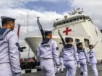 Prajurit TNI AL bersiap melepas kapal RS TNI Radjiman yang akan menuju Palestina untuk bantuan kemanusiaan di Dermaga Komando Lintas Laut Militer (Kolinlamil). FOTO: ANTARA/Galih Pradipta/aa.
