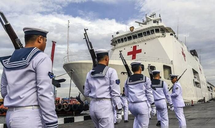 Prajurit TNI AL bersiap melepas kapal RS TNI Radjiman yang akan menuju Palestina untuk bantuan kemanusiaan di Dermaga Komando Lintas Laut Militer (Kolinlamil). FOTO: ANTARA/Galih Pradipta/aa.