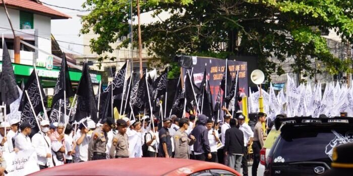 Aksi Bela Palestina yang digelar oleh Komunitas Muslim Bersatu Balikpapan, pada Ahad (16/11/2025) pagi di simpang 3 depan Plaza Balikpapan. Foto: BorneoFlash.com/Ardians