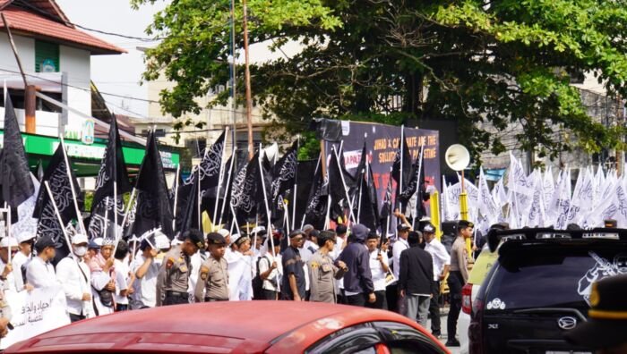 Aksi Bela Palestina yang digelar oleh Komunitas Muslim Bersatu Balikpapan, pada Ahad (16/11/2025) pagi di simpang 3 depan Plaza Balikpapan. Foto: BorneoFlash.com/Ardians