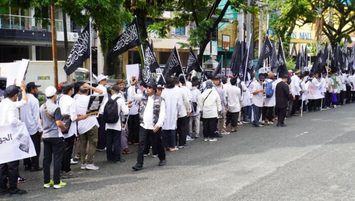 Aksi Bela Palestina yang digelar oleh Komunitas Muslim Bersatu Balikpapan, pada Ahad (16/11/2025) pagi di simpang 3 depan Plaza Balikpapan. Foto: BorneoFlash.com/Ardians