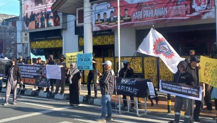 Aksi unjuk rasa di depan Kantor DPRD Kota Balikpapan, pada Jumat Sore (14/11/2025). Foto: BorneoFlash/Ardian