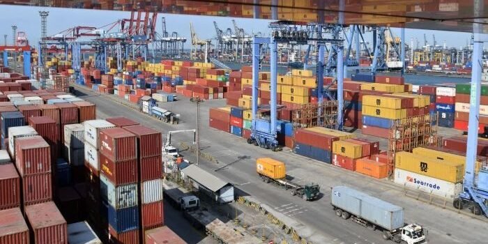 Ilustrasi - Aktivitas bongkar muat kontainer berlangsung di Pelabuhan Tanjung Priok, Jakarta. Foto: ANTARA/Aditya Pradana Putra/YU