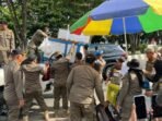 Aparat gabungan Satpol PP Kota Samarinda bersama Satpol PP Kaltim dan kepolisian menertibkan pedagang kaki lima di sepanjang trotoar Jalan Slamet Riyadi, kawasan Islamic Center yang digelar pada Selasa sore (4/11/2025). Foto: BorneoFlash/Nur Ainunnisa