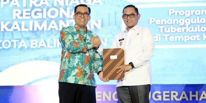 Area Manager Medical Kalimantan, Jahrent Pradana Pinem manajemen Pertamina Patra Niaga Regional Kalimantan menerima penghargaan dari Wakil Gubernur Kaltim, Seno Aji pada Senin (11/11/2025). Foto: HO/Pertamina Patra Niaga