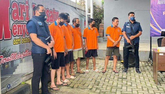 BNNP Kaltim Amankan 5 Tersangka narkotika dari tiga kasus besar yang diungkap sepanjang September hingga Oktober 2025. Foto: BorneoFlash/Nur Ainunnisa