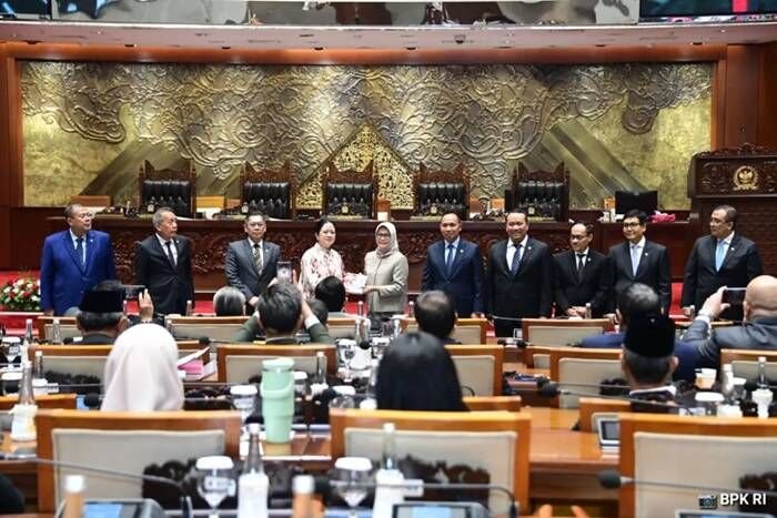 Ketua BPK Isma Yatun saat menyerahkan Ikhtisar Hasil Pemeriksaan Semester (IHPS) I Tahun 2025 kepada Ketua DPR Puan Maharani di Jakarta, Selasa (18/10/2025). FOTO: ANTARA/HO-BPK