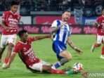 Bali United kalah dari Persib Bandung dengan skor 0-1 Pada Lanjutan pertandingan BRI Super League di Stadion Kapten I Wayan Dipta, Gianyar, Bali, pada Sabtu (1/11/2025). Foto: ANTARA-Nyoman Hendra Wibowo/nz
