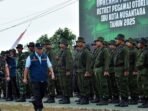 Berpusat di Puslatpur Amborawang, 192 peserta sukses menyelesaikan misi agenda retret Pegawai ASN Otorita IKN yang berlangsung selama 14 hari, mulai dari pembekalan berbagai materi, pelatihan baris-berbaris, pengetahuan senjata ringan, hingga bela diri taktis. Agenda ini ditutup dengan upacara penutupan yang dilaksanakan pada Rabu (18/11/2025) di Puslatpur Amborawang. Foto: HO/Humas Otorita IKN