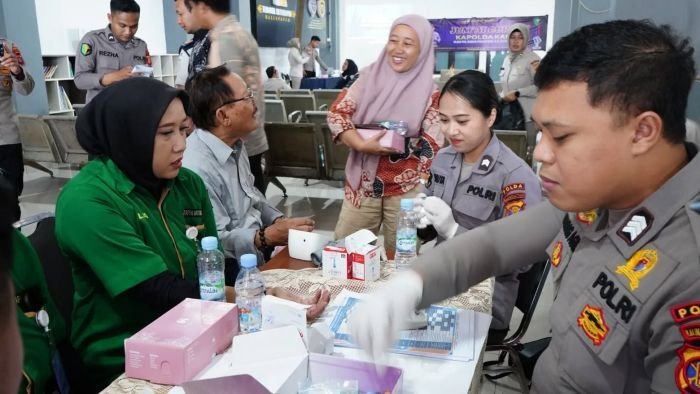 Bid Dokkes Polda Kaltim menggelar kegiatan Jumat Curhat di Terminal Batu Ampar Balikpapan, pada Jumat (14/11/2025). Foto: HO/Humas Polda Kaltim
