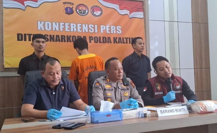 (ki-ka) Kabag Wasidik Ditresnarkoba Polda Kaltim, AKBP Nur Kotib; Kasubbid PID Bidhumas Polda Kaltim, I Made dan Kasubdit 2 Ditresnarkoba Polda Kaltim, AKBP Rezkhy Satya saat konferensi pers di Ruang Rapat Ditresnarkoba Polda Kaltim, pada Kamis (27/11/2025). Foto: BorneoFlash/Niken Sulastri