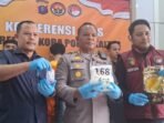 (ki-ka) Kabag Wasidik Ditresnarkoba Polda Kaltim, AKBP Nur Kotib; Kasubbid PID Bidhumas Polda Kaltim, I Made dan Kasubdit 2 Ditresnarkoba Polda Kaltim, AKBP Rezkhy Satya saat konferensi pers di Ruang Rapat Ditresnarkoba Polda Kaltim, pada Kamis (27/11/2025). Foto: BorneoFlash/Niken Sulastri