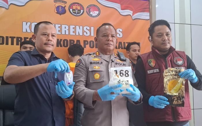 (ki-ka) Kabag Wasidik Ditresnarkoba Polda Kaltim, AKBP Nur Kotib; Kasubbid PID Bidhumas Polda Kaltim, I Made dan Kasubdit 2 Ditresnarkoba Polda Kaltim, AKBP Rezkhy Satya saat konferensi pers di Ruang Rapat Ditresnarkoba Polda Kaltim, pada Kamis (27/11/2025). Foto: BorneoFlash/Niken Sulastri