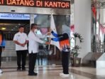 Bupati Kutai Timur Ardiansyah Sulaiman resmi melepas kontingen PGRI yang akan mengikuti kejuaraan Pekan Olahraga dan Seni (Porseni) Tingkat Provinsi Kalimantan Timur (Kaltim) tahun 2025, di halaman kantor Sekretariat Kabupaten, Bukit Pelangi, Sangatta, pada Jumat (14/11/2025). Foto: HO/Kominfo Kutim