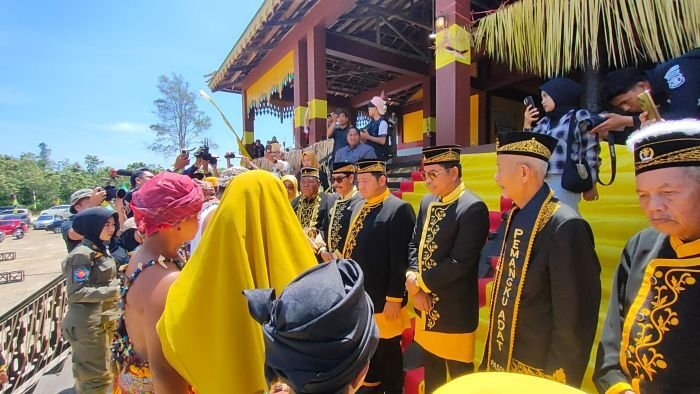 Bupati PPU, Mudyat Noor, meresmikan Festival Budaya Belian Adat Paser Nondoi Tahun 2025, di Halaman Rumah Adat Kuta Rekan Tatau, Senin (3/11/2025). Foto: HO/Diskominfo PPU