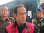 Tersangka kasus dugaan korupsi pengadaan alat TIK berupa laptop Chromebook di Kementerian Pendidikan, Kebudayaan Riset dan Teknologi (Kemendikbudristek) periode 2019–2022, Nadiem Makarim, menyapa awak media di Gedung Jampidsus Kejaksaan Agung, Jakarta, Selasa (14/10/2025). ANTARA/Nadia Putri Rahmani/pri.