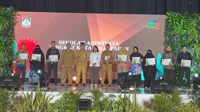 DLH Kota Balikpapan memberikan Awarding Clean, Green and Healthy (CGH) serta Eco Office tahun 2025. Acara yang berlangsung di Balikpapan Sport and Convention Center (BSCC)/Dome, pada Selasa (4/11/2025). Foto: BorneoFlash/Ardian