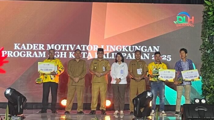 DLH Kota Balikpapan memberikan Awarding Clean, Green and Healthy (CGH) serta Eco Office tahun 2025. Acara yang berlangsung di Balikpapan Sport and Convention Center (BSCC)/Dome, pada Selasa (4/11/2025). Foto: BorneoFlash/Ardian