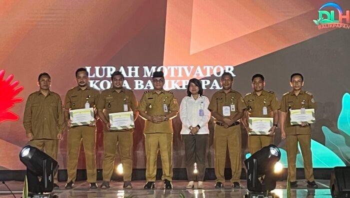 DLH Kota Balikpapan memberikan Awarding Clean, Green and Healthy (CGH) serta Eco Office tahun 2025. Acara yang berlangsung di Balikpapan Sport and Convention Center (BSCC)/Dome, pada Selasa (4/11/2025). Foto: BorneoFlash/Ardian